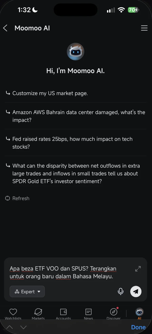 Soalan tentang beza ETF VOO dan SPUS ditaip dalam kotak Moomoo AI dengan butang hantar