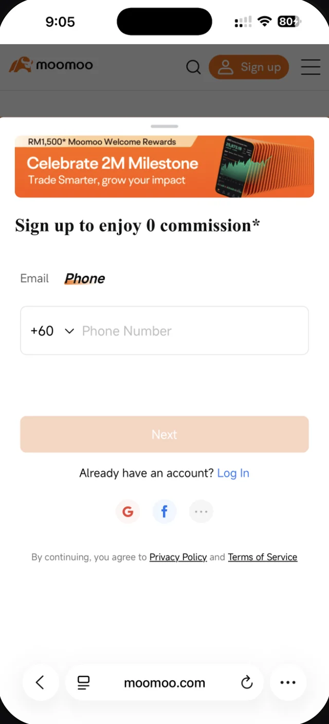 Skrin sign up Moomoo dengan pilihan Email atau Phone dan medan nombor telefon