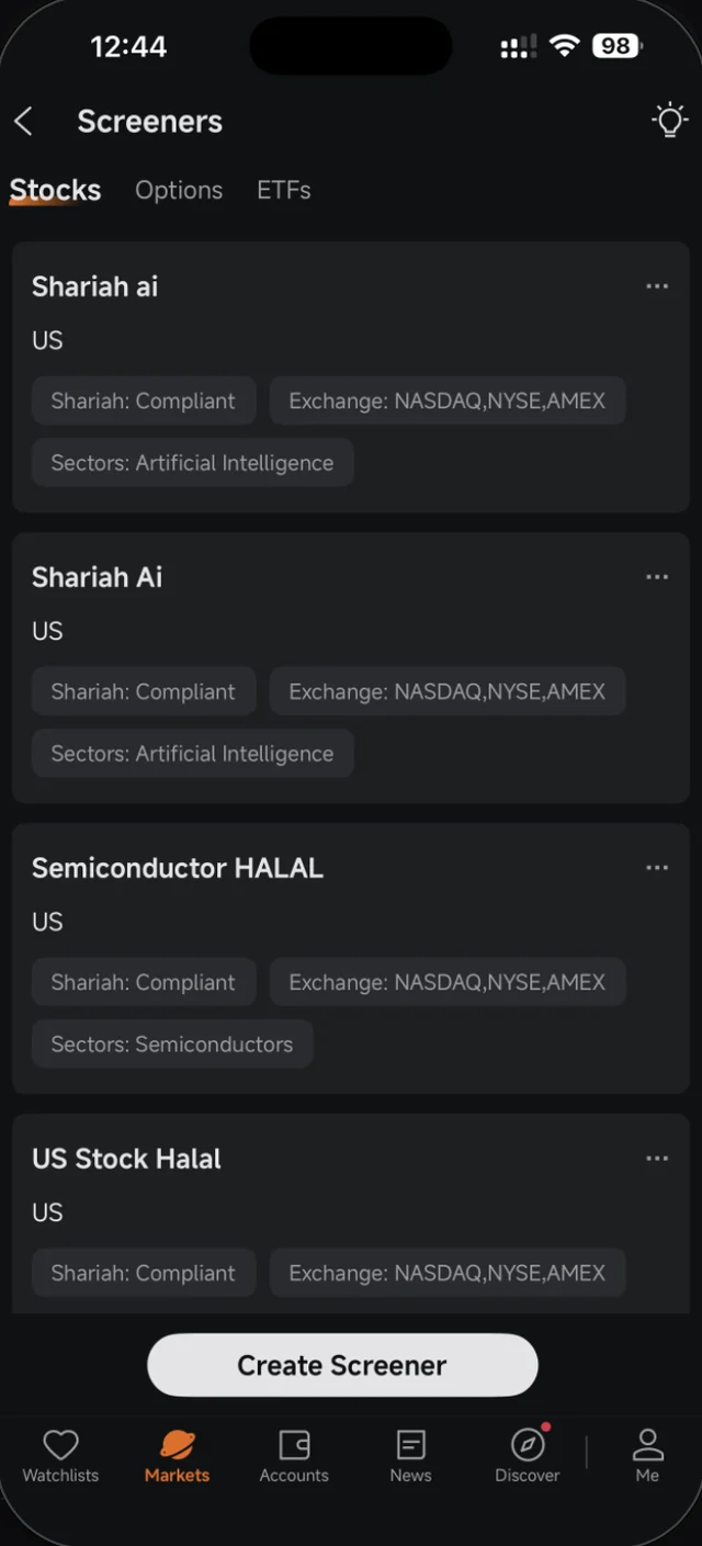 Halaman Screeners dalam Moomoo dengan screener tersimpan dan chip penapis Shariah Compliant