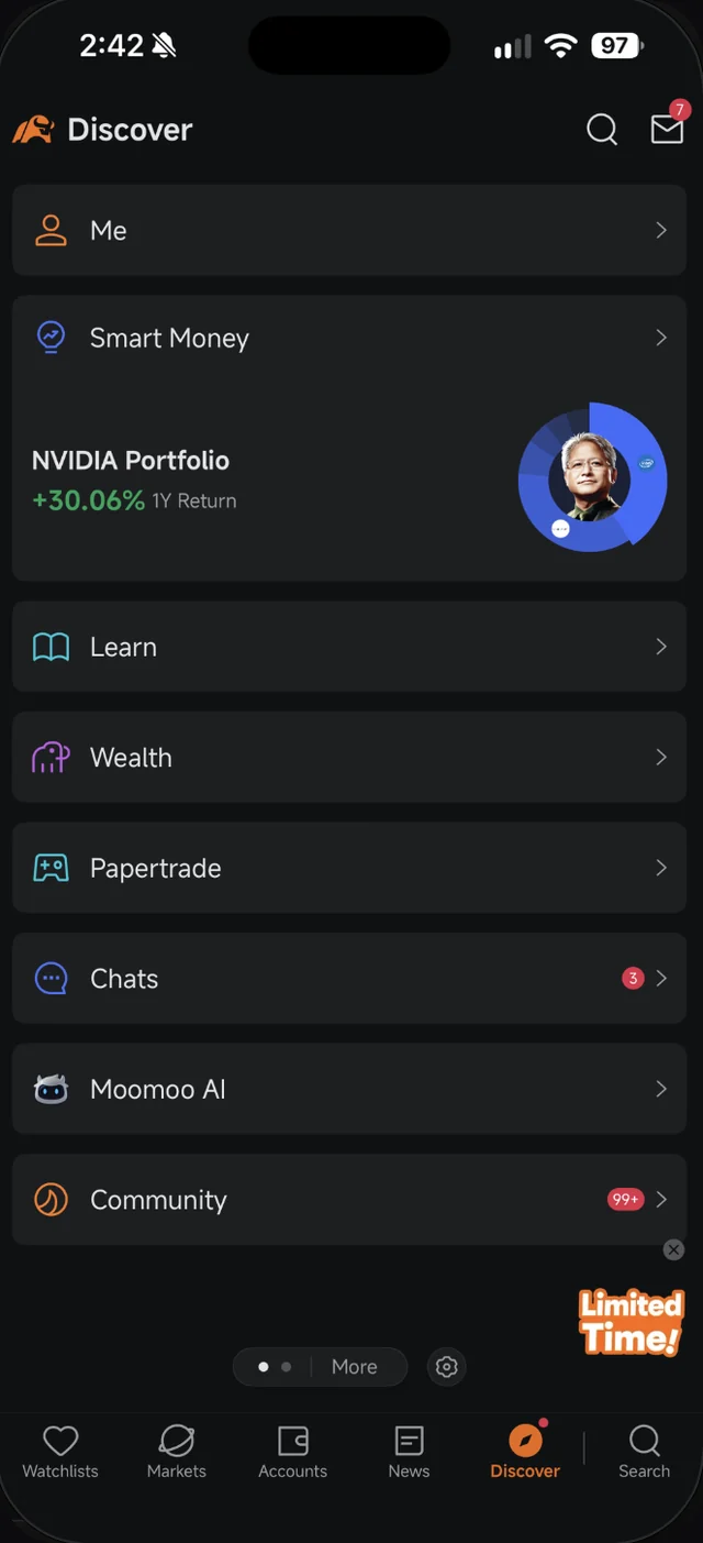 Tab Discover dalam app Moomoo dengan baris Me di bahagian paling atas